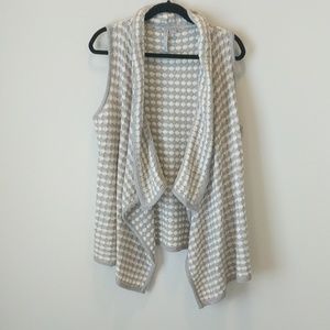 Sleeveless sweater/wrap